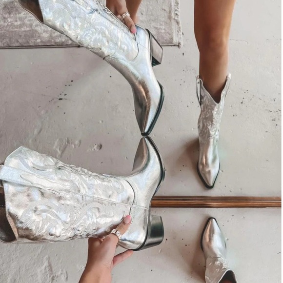 Billini Shoes - Woman Silver Embroidered Western Cowgirl Boots - Size 6